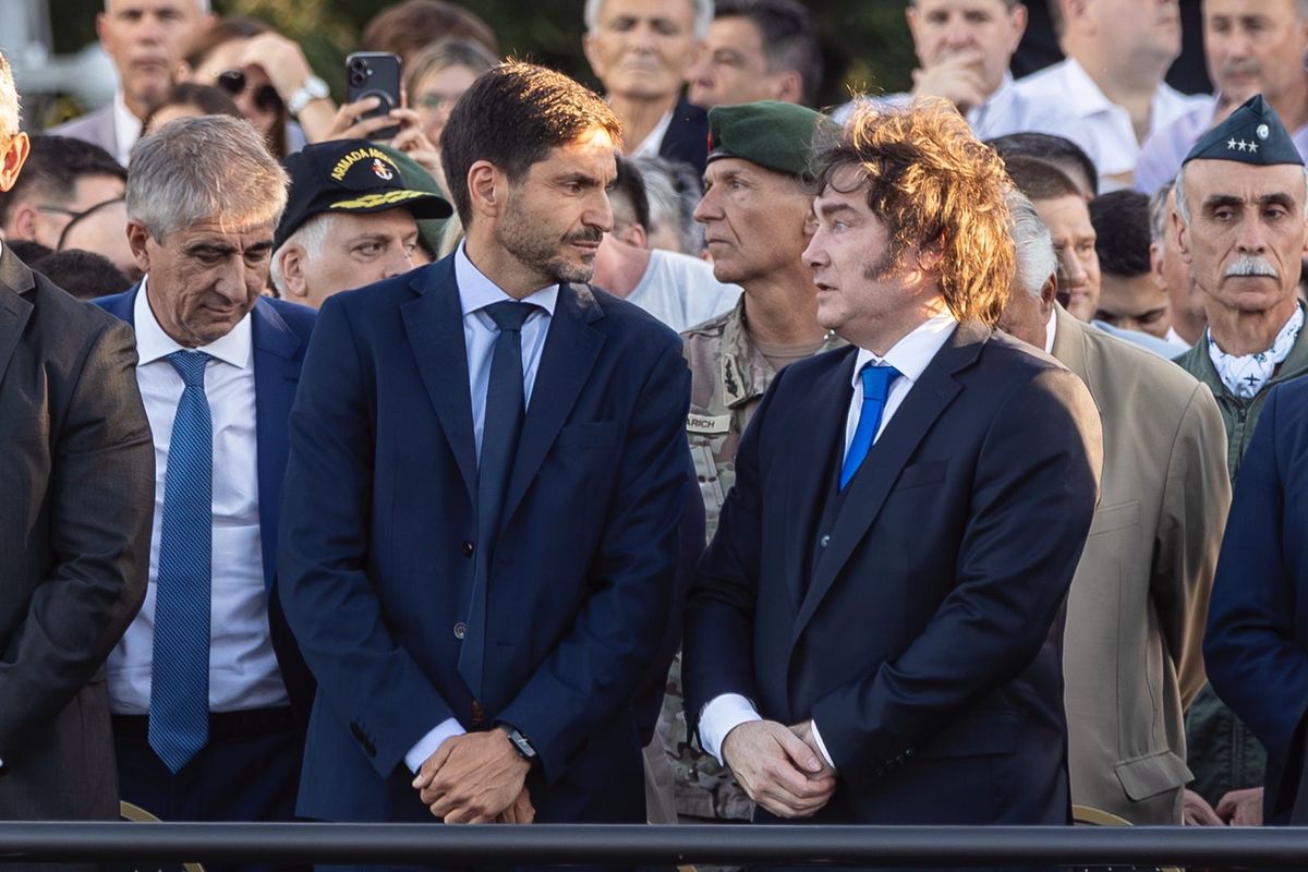 Javier Milei y Maximiliano Pullaro en el acto central por el 213° aniversario del Combate de San Lorenzo.