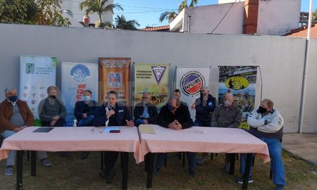 Venimos todos juntos a plantearle a la provincia que revea el último decreto provincial en el cual nos restringe y no nos deja funcionar, expresó Fabián Bochatay, presidente de la Asociación Santafesina de Vóleibol.