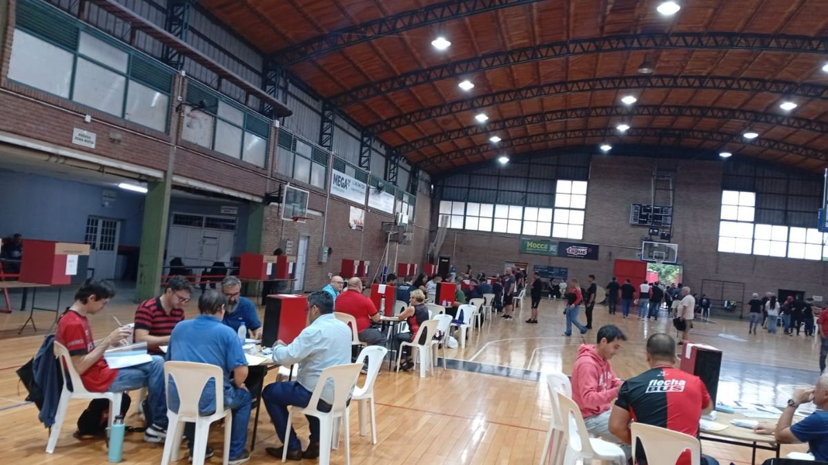 Muchos socios se acercaron a votar en el inicio de las elecciones. Muchos socios se acercaron a votar en el inicio de las elecciones.