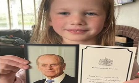 Nena de 5 le escribió una carta a Isabel II por la muerte de Felipe y recibió un regalo real Nena de 5 le escribió una carta a Isabel II por la muerte de Felipe y recibió un regalo real