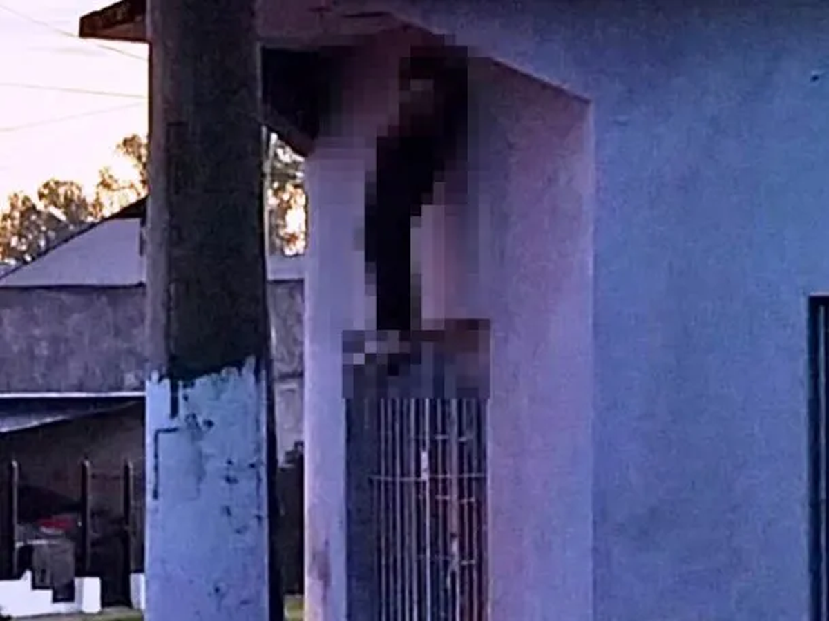 Un hombre murió el viernes pasado tras quedar atrapado en la reja de una casa en Llavallol, partido de Lomas de Zamora, a donde intentó entrar a robar. Un hombre murió el viernes pasado tras quedar atrapado en la reja de una casa en Llavallol, partido de Lomas de Zamora, a donde intentó entrar a robar.