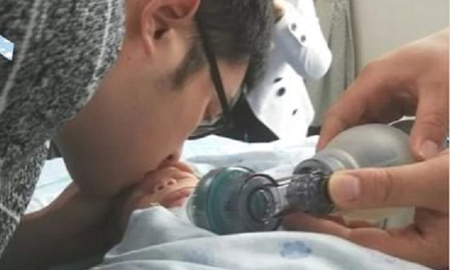 Conmueve al mundo al besar a su bebé por primera y última vez tras perder a su esposa