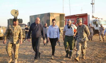 Combate de incendios en las islas: Perotti recorrió el puesto del comando unificado en la base operativa de Alvear. Combate de incendios en las islas: Perotti recorrió el puesto del comando unificado en la base operativa de Alvear.