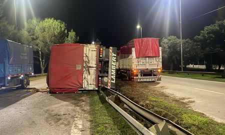 El camionero perdió el control y volcó sobre el guardarraíl de la avenida ex Mar Argentino, a la altura del Museo de la Constitución. El camionero perdió el control y volcó sobre el guardarraíl de la avenida ex Mar Argentino, a la altura del Museo de la Constitución.