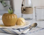 Manzanas asadas con helado y canela para comer de postre. Manzanas asadas con helado y canela para comer de postre.