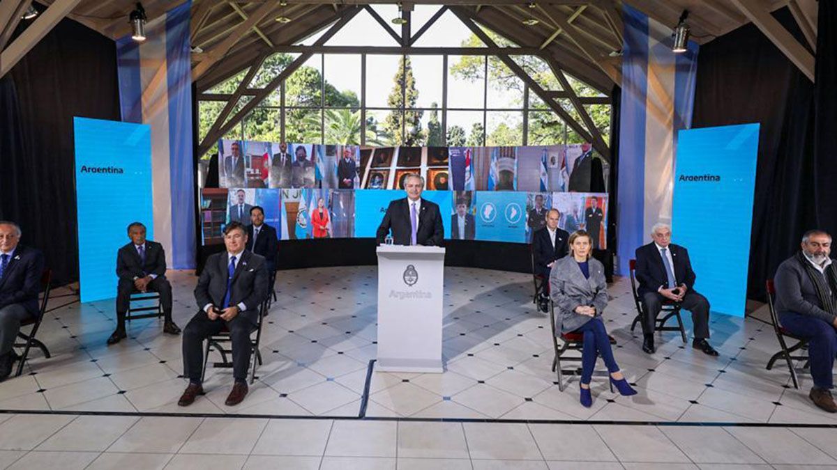Alberto Fern&aacute;ndez junto a los gobernadores en el acto del D&iacute;a de la Independencia.