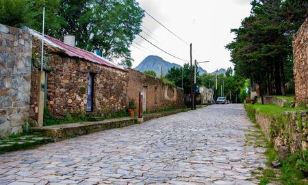 Escapada a un pequeño pueblo de San Luis con minas de oro y un río dorado. Escapada a un pequeño pueblo de San Luis con minas de oro y un río dorado.