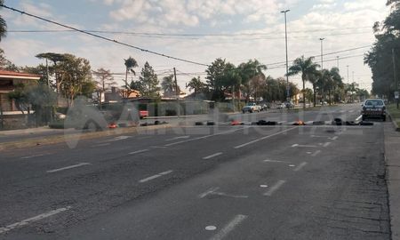 Manifestación de vecinos con quema de cubiertas en avenida Almirante Brown 7000. Manifestación de vecinos con quema de cubiertas en avenida Almirante Brown 7000.