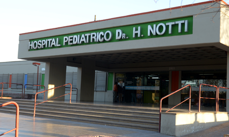 El menor fue rescatado por su madre y trasladado al hospital, pero falleció a las pocas horas. El menor fue rescatado por su madre y trasladado al hospital, pero falleció a las pocas horas.