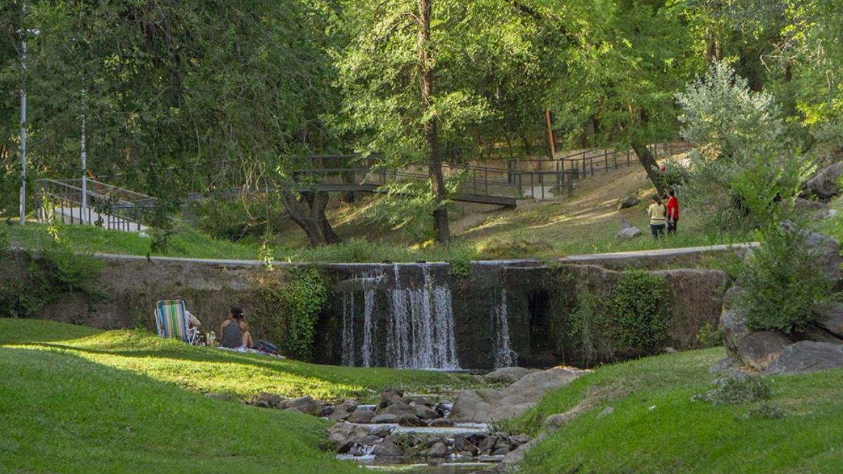 El nombre del arroyo proviene de la lengua de los antiguos habitantes camiare (comechingones) y significa "agua de la gruta". El nombre del arroyo proviene de la lengua de los antiguos habitantes camiare (comechingones) y significa "agua de la gruta".