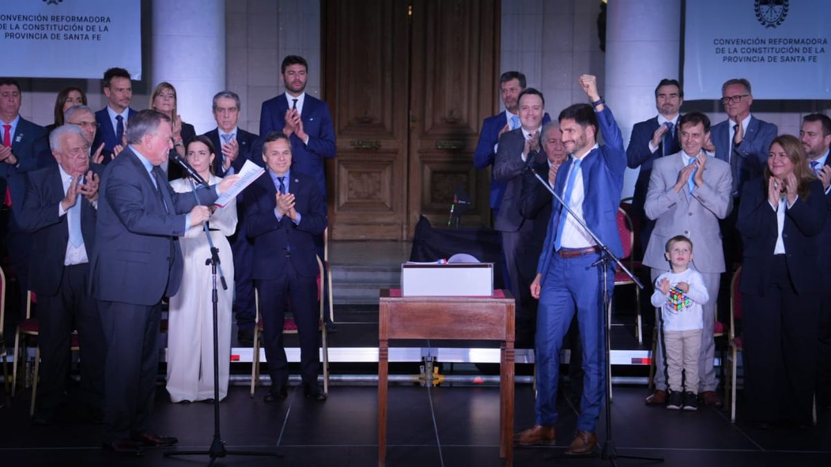 Maximiliano Pullaro juró la Constitución del 25 de Santa Fe.