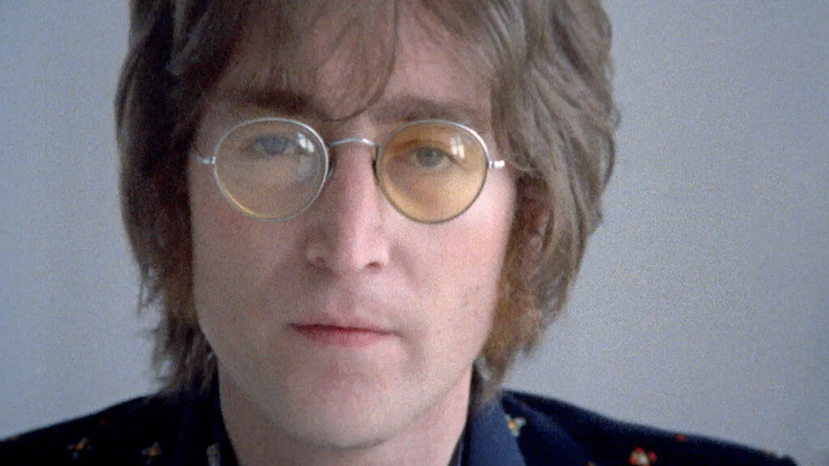 El ex beatle John Lennon es asesinado en la ciudad de Nueva York