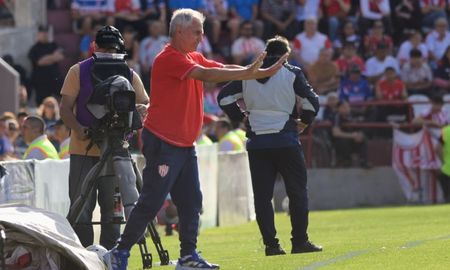 Leonardo Madelón pidiendo calma en un partido móvido: Unión igualó 2 a 2 en su casa ante Independiente Rivadavia. Leonardo Madelón pidiendo calma en un partido móvido: Unión igualó 2 a 2 en su casa ante Independiente Rivadavia.