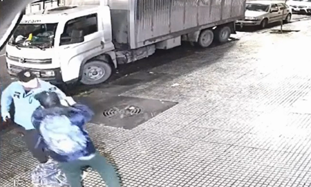 Un policía de la Ciudad de Buenos Aires disparó a un joven luego de ser atacado con un cuchillo. Un policía de la Ciudad de Buenos Aires disparó a un joven luego de ser atacado con un cuchillo.