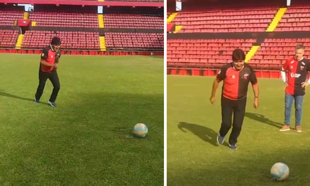 Evo Morales fue a la cancha de Colón, pateó penales y se sacó fotos con la camiseta rojinegra. Evo Morales fue a la cancha de Colón, pateó penales y se sacó fotos con la camiseta rojinegra.