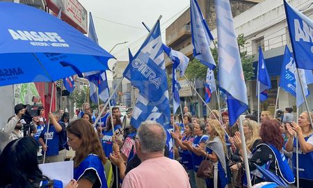 Este martes, docentes de todo el país nucleados en Ctera llevan adelante una jornada de paro en reclamo de un aumento salarial. Este martes, docentes de todo el país nucleados en Ctera llevan adelante una jornada de paro en reclamo de un aumento salarial.