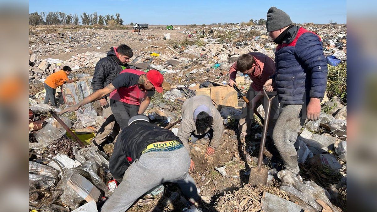 Prohíben ingresar al basural de Las Parejas donde empleados municipales encontraron miles de dólares
