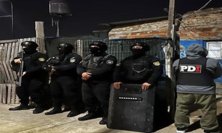 La Policía de Investigaciones de Santa Fe realizó este sábado dos operativos en barrio Los Hornos. La Policía de Investigaciones de Santa Fe realizó este sábado dos operativos en barrio Los Hornos.