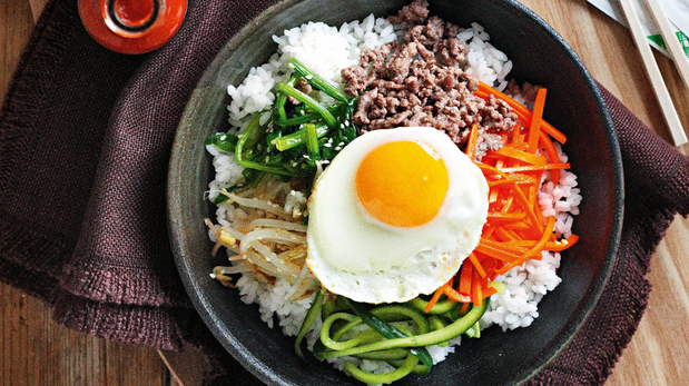 Bibimbap: la receta coreana, fácil y deliciosa, para hacer en casa y sorprender a toda la familia