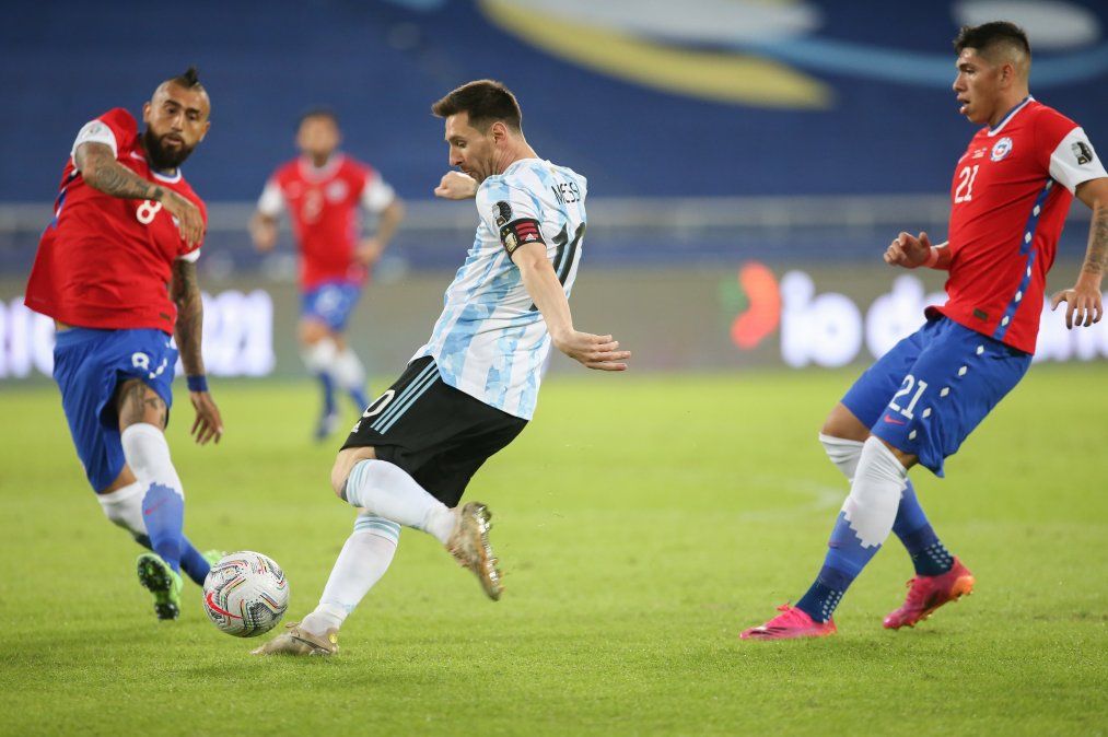Argentina y Chile igualaron 1-1 en su debut en la Copa América de Brasil. La Albiceleste comenzó ganando gracias a Lionel Messi