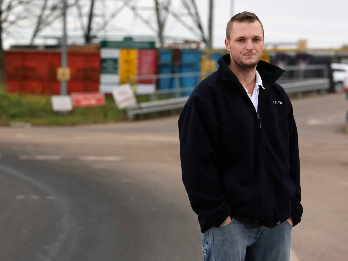 Howells tiene 36 y planea excavar un basurero para recuperar un disco duro con millones de dólares dentro