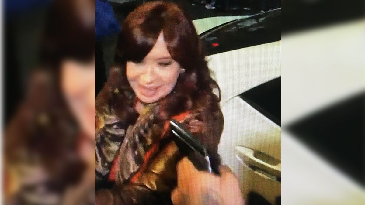 En la noche del pasado jueves, un hombre gatilló en dos oportunidades a pocos centímetros del rostro de Cristina Fernández.