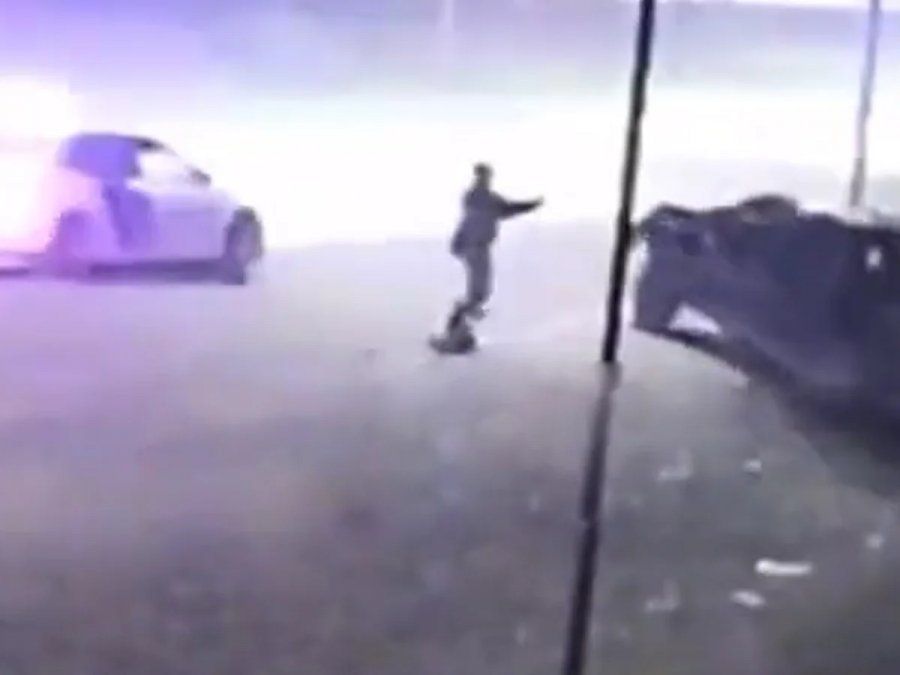 Dos policías balearon a un adolescente porque se pasó el semáforo en rojo