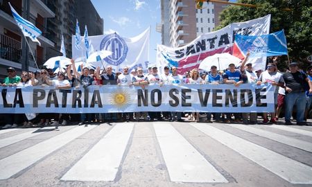 Según las centrales obreras, en Santa Fe, se movilizaron unas 20.000 personas. Según las centrales obreras, en Santa Fe, se movilizaron unas 20.000 personas.