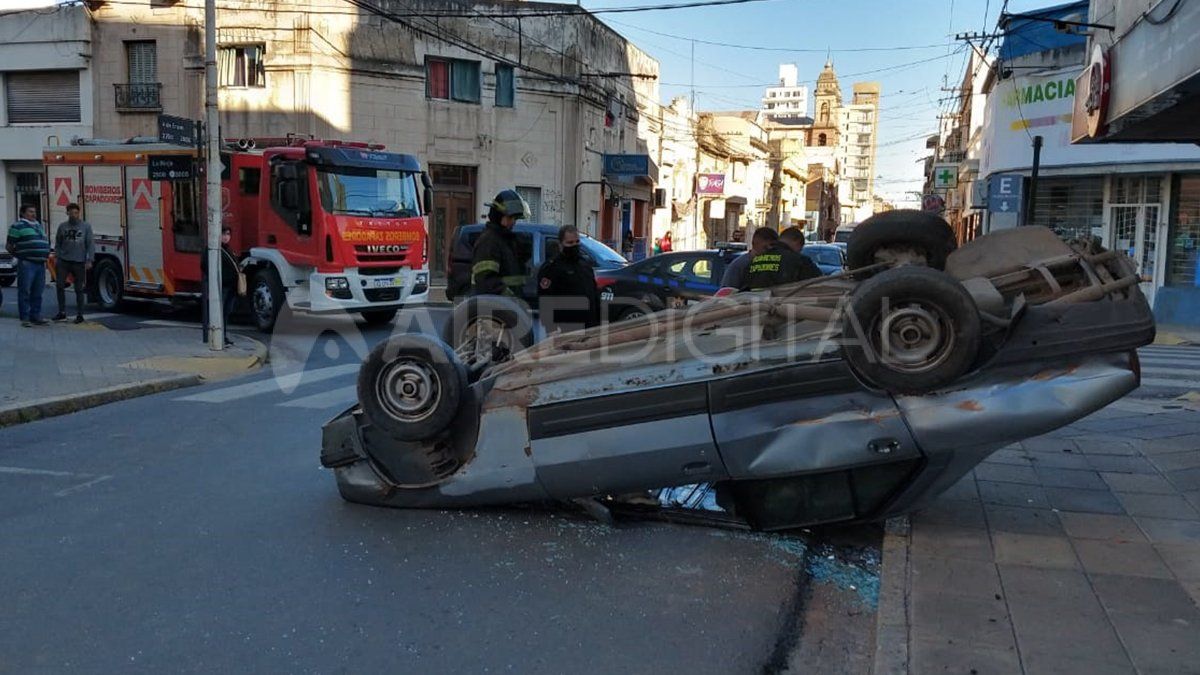 As&iacute; qued&oacute; el autom&oacute;vil tras el impacto con la camioneta.&nbsp;