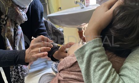 El esquema inicial para las niñas y niños de 6 meses a 2 años contempla 2 dosis de vacuna de plataforma ARNm contra SARS COV-2 del laboratorio Moderna, separadas por 28 días. El esquema inicial para las niñas y niños de 6 meses a 2 años contempla 2 dosis de vacuna de plataforma ARNm contra SARS COV-2 del laboratorio Moderna, separadas por 28 días.
