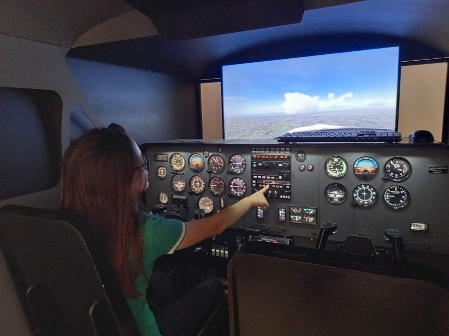 Abigail Soledad Slaboch nació en San Cristóbal, capital del departamento homónimo –a 180 kilómetros al norte de la ciudad de Santa Fe–, el 13 de mayo de 2003. En la foto, en un simulador de vuelo, una herramienta muy útil para aprender y practicar distintos procedimientos a bordo del avión.