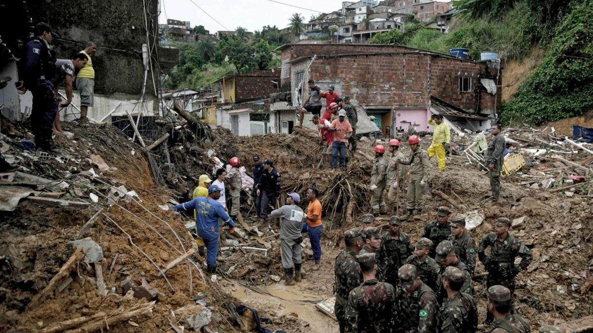 Por las lluvias fallecieron al menos 91 personas y continúa la búsqueda de 26 desaparecidos.