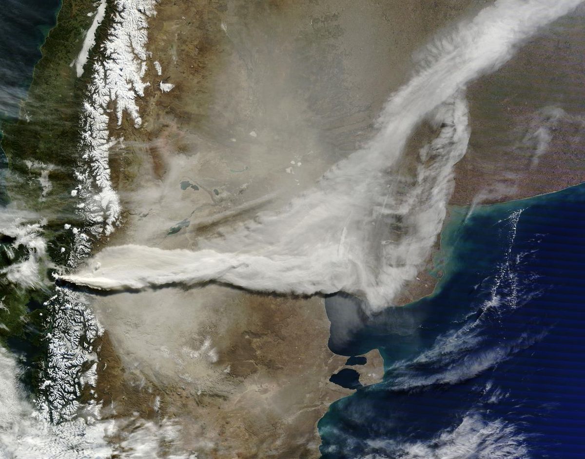 Un satélite de Tierra de la NASA capturó esta imagen de la columna de cenizas de la erupción del volcán Puyehue-Cordón Caulle, de Chile, en el 2011.