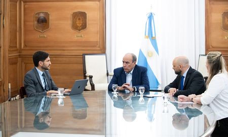 La reunión se llevó a cabo en Casa Rosada y los funcionarios dialogaron sobre la agenda de trabajo entre el gobierno nacional y provincial. La reunión se llevó a cabo en Casa Rosada y los funcionarios dialogaron sobre la agenda de trabajo entre el gobierno nacional y provincial.