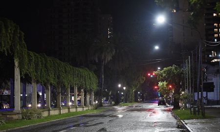 El proyecto permitirá reemplazar el viejo alumbrado por tecnología LED, que consume menos electricidad y tiene más duración. El proyecto permitirá reemplazar el viejo alumbrado por tecnología LED, que consume menos electricidad y tiene más duración.