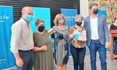 Este lunes se entregaron siete viviendas y 50 créditos para la construcción en Santa Fe. Este lunes se entregaron siete viviendas y 50 créditos para la construcción en Santa Fe.