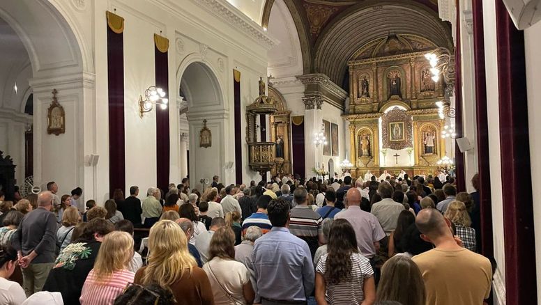 Cientos de fieles estuvieron presentes en la misa por el papa Francisco en Santa Fe