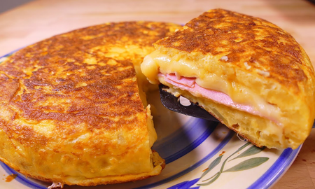 Con pocos ingredientes, como papas, cebolla, huevos, jamón y queso, podés disfrutar de una comida reconfortante y deliciosa. Con pocos ingredientes, como papas, cebolla, huevos, jamón y queso, podés disfrutar de una comida reconfortante y deliciosa.