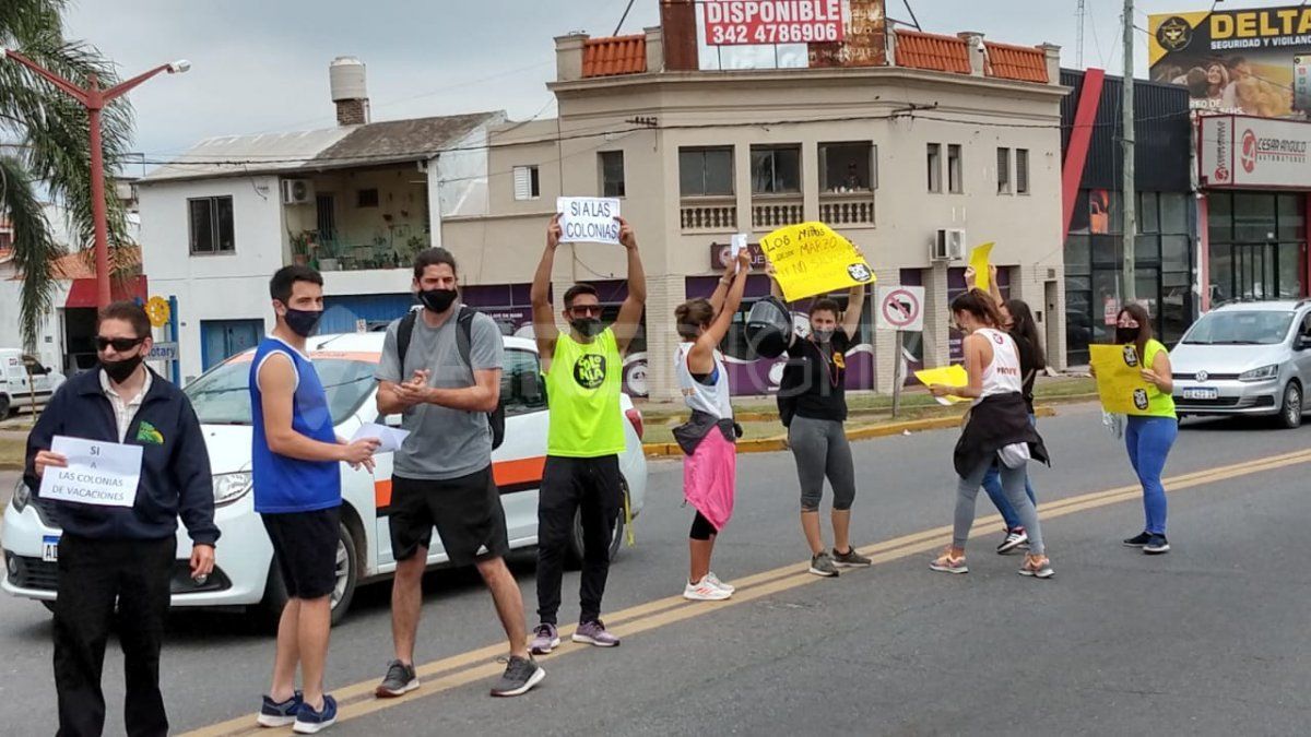 "Sí a las colonias", es el reclamo de las pancartas que los profes de educación física elevaron este mediodía en Santo Tomé. 