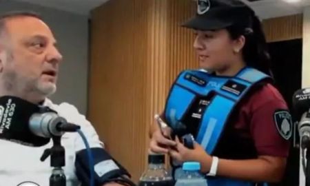 Momentos de tensión en el programa de Baby Etchecopar por un problema de salud en vivo. Momentos de tensión en el programa de Baby Etchecopar por un problema de salud en vivo.