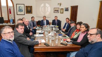 El Gobierno de Santa Fe reanuda las paritarias con los gremios estatales y docentes.