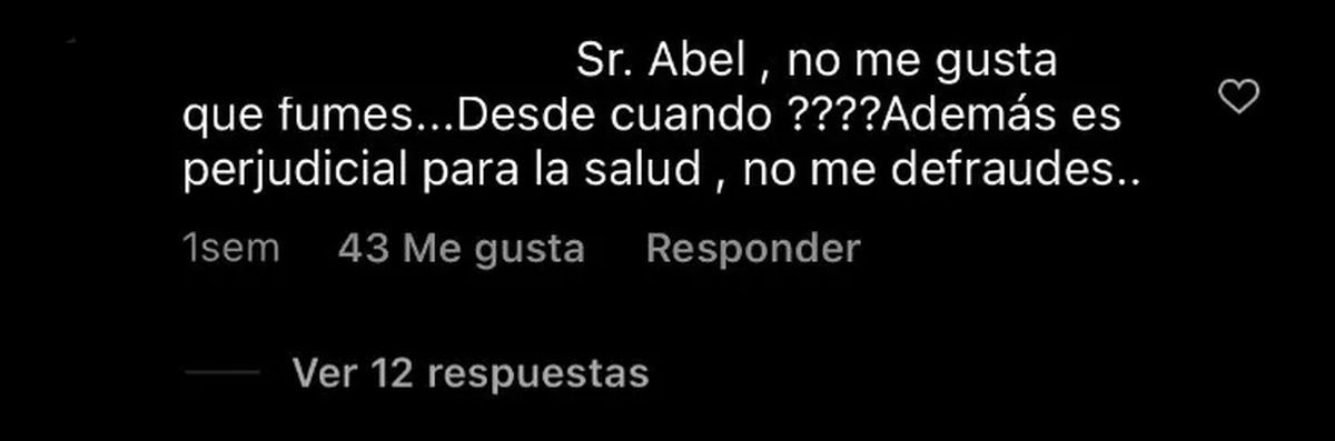 Los fan&aacute;ticos de Abel Pintos lo cuestionaron por fumar.
