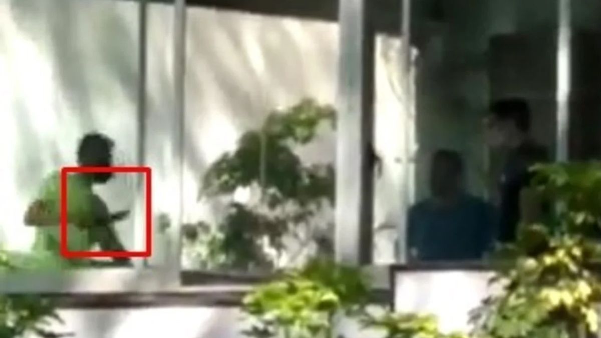 El hombre ingresó armado con un cuchillo y atacó a las dos víctimas. Fue baleado y detenido por la policía.&nbsp;