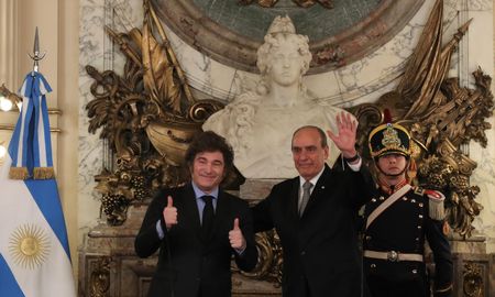El presidente Javier Milei junto al jefe de Gabinete Guillermo Francos, quien tiene a su cargo las negociaciones políticas con el Congreso. El presidente Javier Milei junto al jefe de Gabinete Guillermo Francos, quien tiene a su cargo las negociaciones políticas con el Congreso.