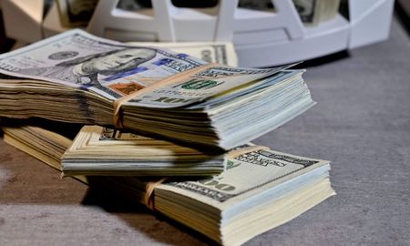 El Gobierno busca atraer los dólares guardados por los argentinos. El Gobierno busca atraer los dólares guardados por los argentinos.