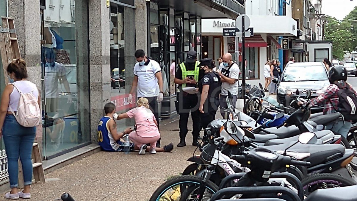 La policía retuvo al conductor de la camioneta por calle Lisandro de la Torre, a metros de San Martín. 