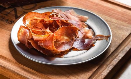 Los costados blancos del jamón se pueden comer sin problemas. Los costados blancos del jamón se pueden comer sin problemas.