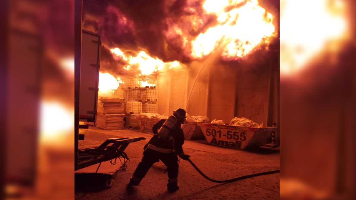 Un bombero trabaja para sofocar el incendio en la fábrica de colchones ubicada en el Parque Industrial de Rafaela. Un bombero trabaja para sofocar el incendio en la fábrica de colchones ubicada en el Parque Industrial de Rafaela.