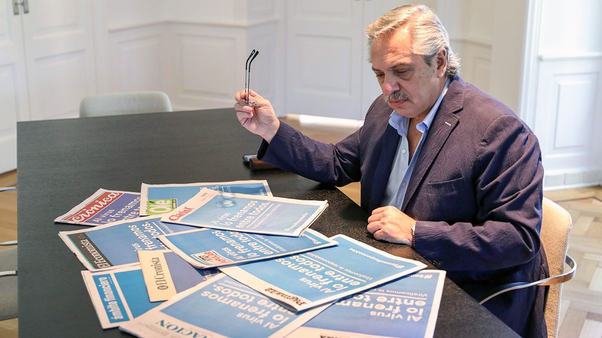 Alberto Fern&aacute;ndez ve los titulares de los peri&oacute;dicos argentinos. Todos comunicaron el mismo mensaje preventivo ante el coronavirus.&nbsp;