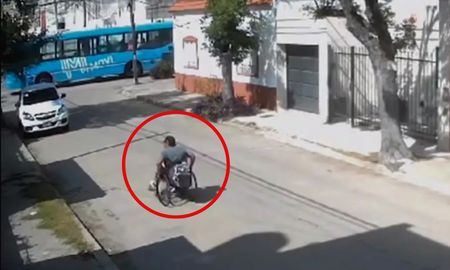 Rosario: el hombre robó en silla de ruedas un medidor de agua. Rosario: el hombre robó en silla de ruedas un medidor de agua.